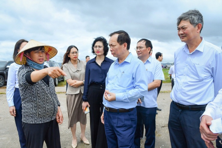 Phó Thống đốc Đào Minh Tú (giữa) cùng đoàn công tác NHNN trực tiếp đến hiện trường khảo sát thiệt hại do bão số 3 gây ra. Ảnh: NHNN.