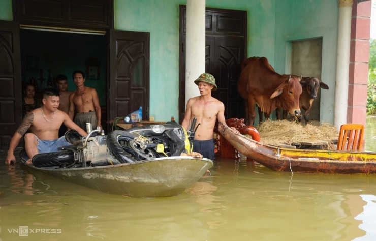 Người dân ngoại thành Hà Nội cứu tài sản trong biển lũ - 5