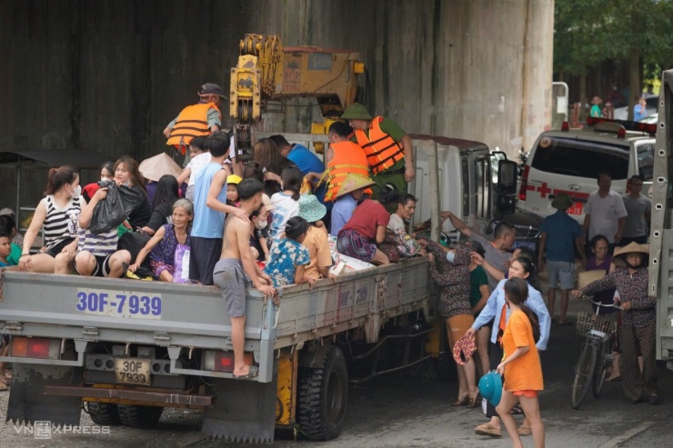 Người dân ngoại thành Hà Nội cứu tài sản trong biển lũ - 13