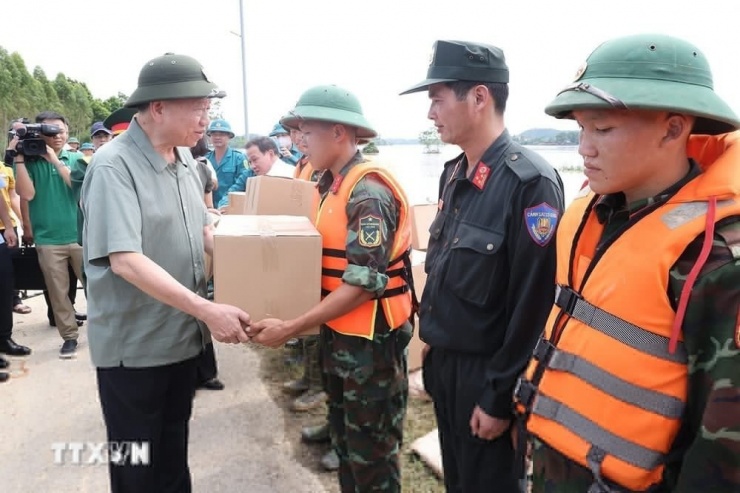 Tổng Bí thư, Chủ tịch nước Tô Lâm động viên, tặng quà lực lượng làm nhiệm vụ củng cố, khắc phục sự cố một số điểm xung yếu ở đê sông Lô, xã Trường Sinh, huyện Sơn Dương, tỉnh Tuyên Quang. Ảnh: Trí Dũng/TTXVN