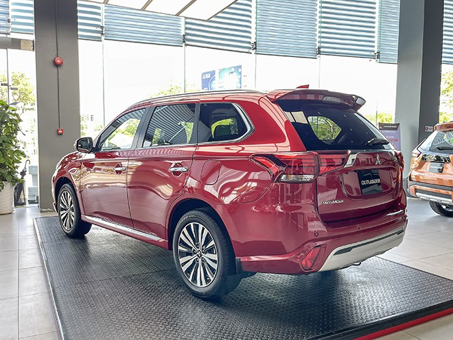 Đánh giá Mitsubishi Outlander, xe gia đình trong tầm giá dưới 1 tỷ đồng - 2