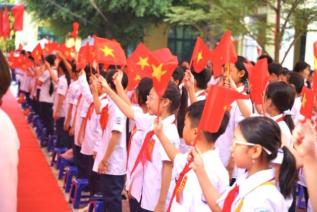 Học sinh phấn khởi đón chào năm học mới.