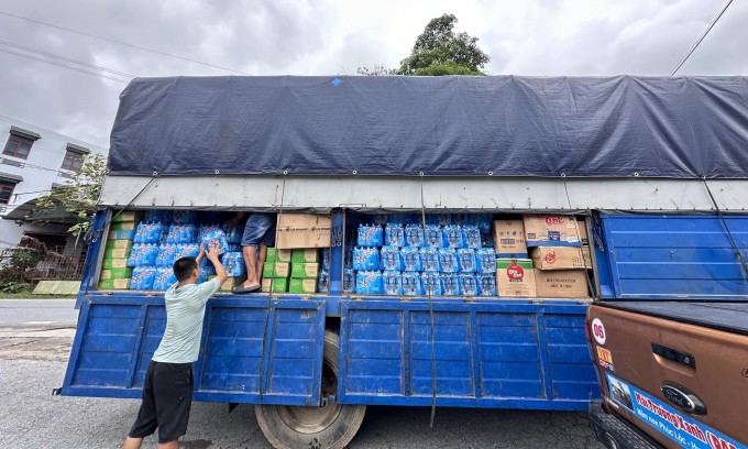 Đoàn của Thùy Anh đưa 11 xe chất đầy thực phẩm, nước sạch, sạc pin, quần áo, giày dép cứu trợ bà con vùng lũ. Ảnh: NVCC