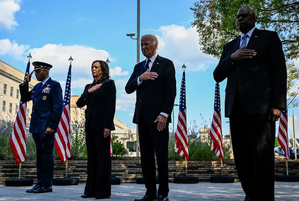 Tổng thống Mỹ Joe Biden (thứ hai từ phải sang) và Phó Tổng thống Kamala Harris (thứ ba từ phải sang) dự lễ tưởng niệm những nạn nhân vụ tấn công khủng bố 11-9 tại Lầu Năm Góc. Ảnh: REUTERS