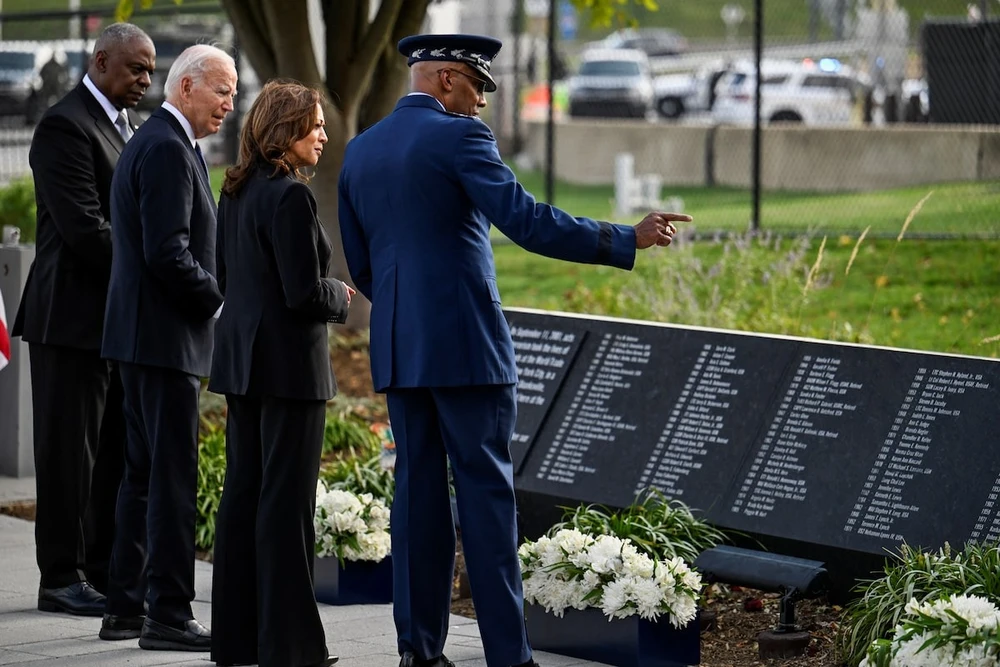 Ông Biden, bà Harris và ông Trump cùng xuất hiện tại sự kiện tưởng niệm ngày 11-9 - 7