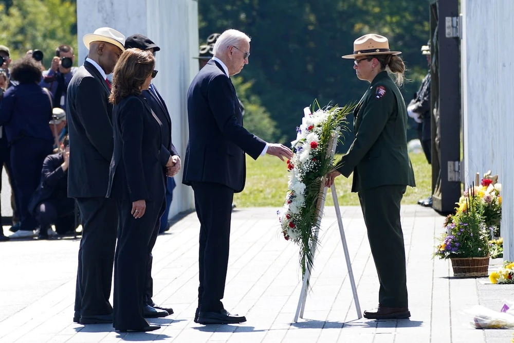 Tổng thống Mỹ Joe Biden và Phó Tổng thống Kamala Harris đặt vòng hoa tưởng niệm những nạn nhân vụ tấn công khủng bố 11-9 tại bang Pennsylvania. Ảnh: REUTERS