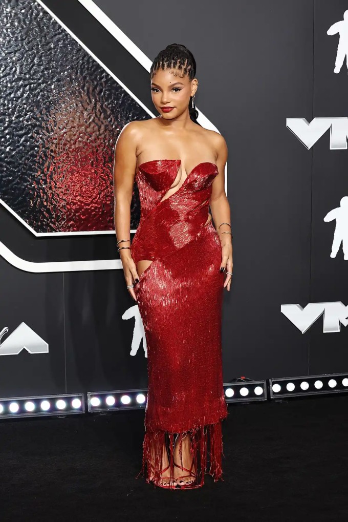 'Nàng tiên cá' Halle Bailey khoe dáng trong bộ đầm đỏ cắt xẻ của Sophie Couture.