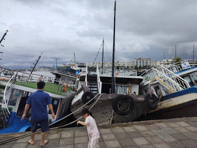 Tàu Đông Dương (số 48, màu đỏ) bị chìm nửa thân dưới ở cảng Tuần Châu ngày 10/9. Ảnh: NVCC