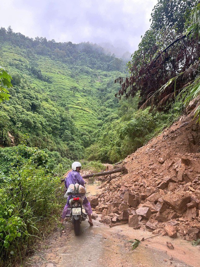 Đất đá sạt lở chắn lối đi ở huyện Hoàng Su Phì (tỉnh Hà Giang).