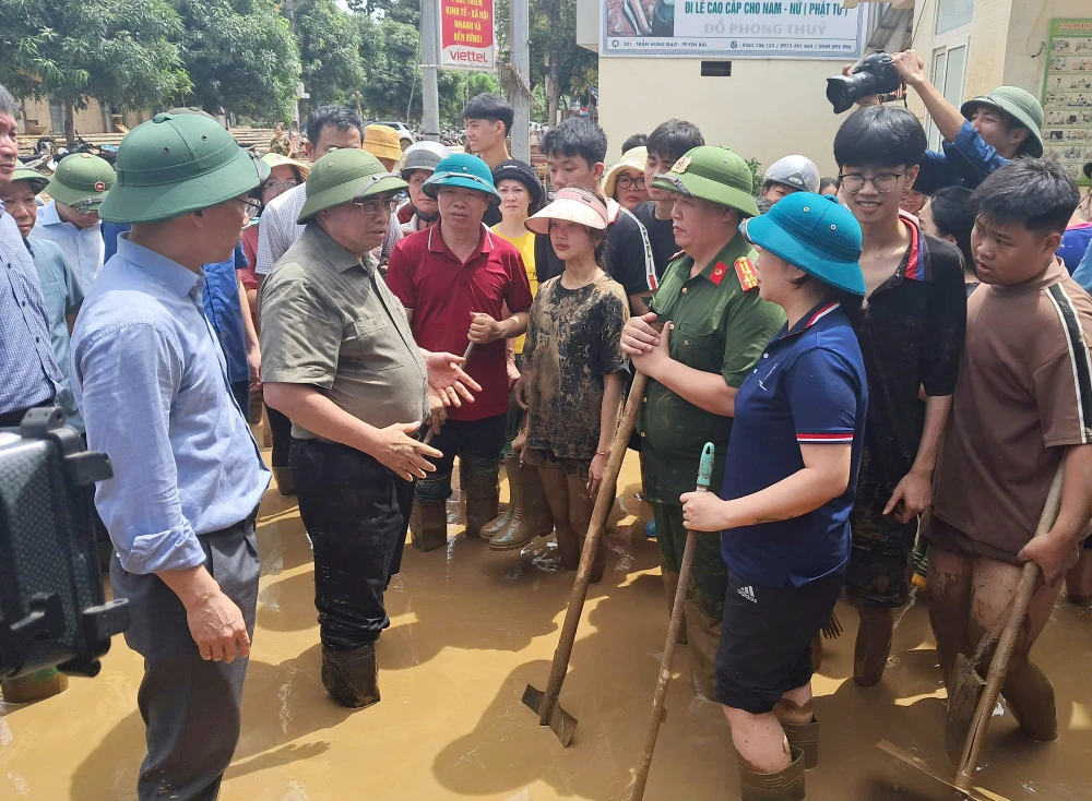 Thủ tướng Phạm Minh Chính thăm hỏi tình hình khắc phục hậu quả mưa lũ tại Trường THPT Lý Thường Kiệt, TP Yên Bái. Ảnh: VGP