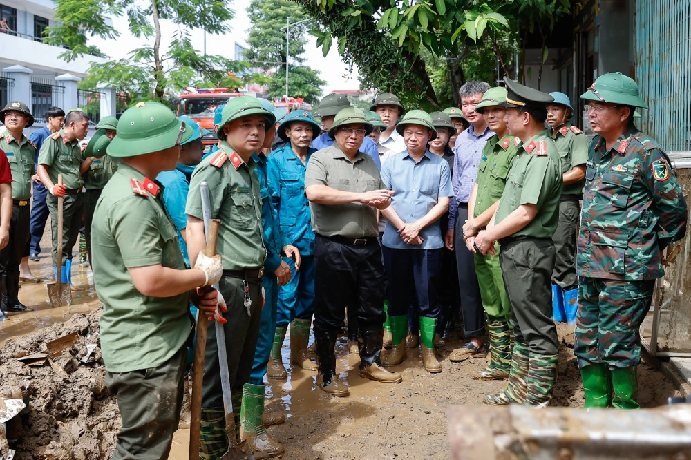 Thủ tướng thăm hỏi, động viên cán bộ, chiến sĩ quân đội, công an và các lực lượng chức năng đang khắc phục hậu quả của cơn bão số 3 tại Yên Bái. Ảnh: Nhật Bắc