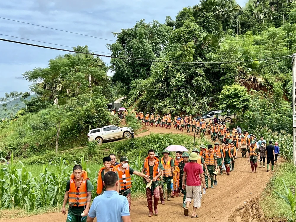 Hàng trăm người được huy động tham gia công tác tìm kiếm cứu hộ, cứu nạn sau trận lũ quét ở thôn Làng Nủ. Ảnh: VT-TT