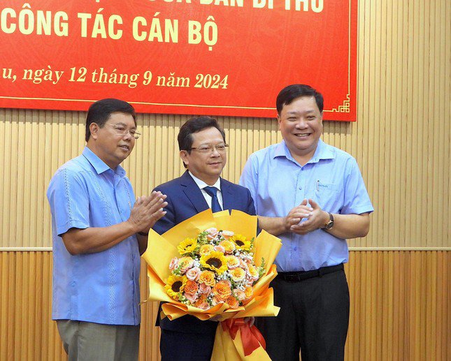 Ông Nguyễn Tiến Hải - Bí thư Tỉnh ủy Cà Mau (trái) và ông Phạm Thành Ngại - Phó Bí thư Tỉnh ủy Cà Mau (phải) tặng hoa chúc mừng tân Phó Bí thư Tỉnh uỷ Cà Mau Nguyễn Đức Hiển (giữa).