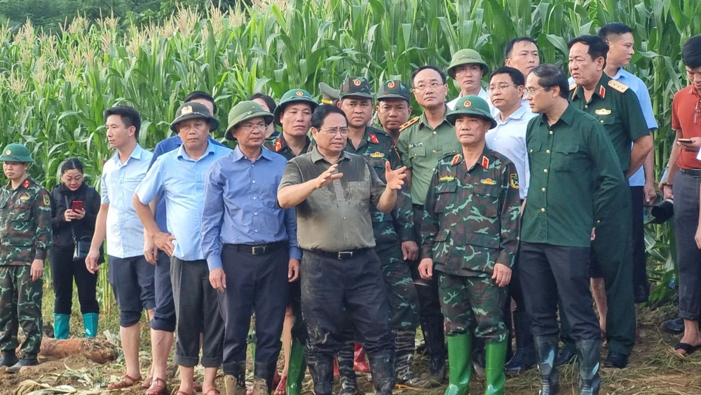 Thủ tướng Phạm Minh Chính có mặt tại hiện trường thôn Làng Nủ, xã Phúc Khánh, huyện Bảo Yên, tỉnh Lào Cai. Ảnh: VT