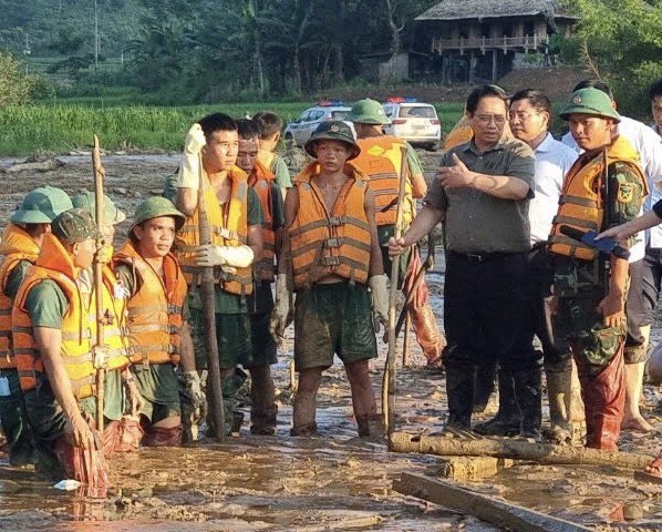  Thủ tướng tại hiện trường cứu hộ, tìm kiếm nạn nhân mất tích ở thôn Làng Nủ. Ảnh: VÕ TÙNG 