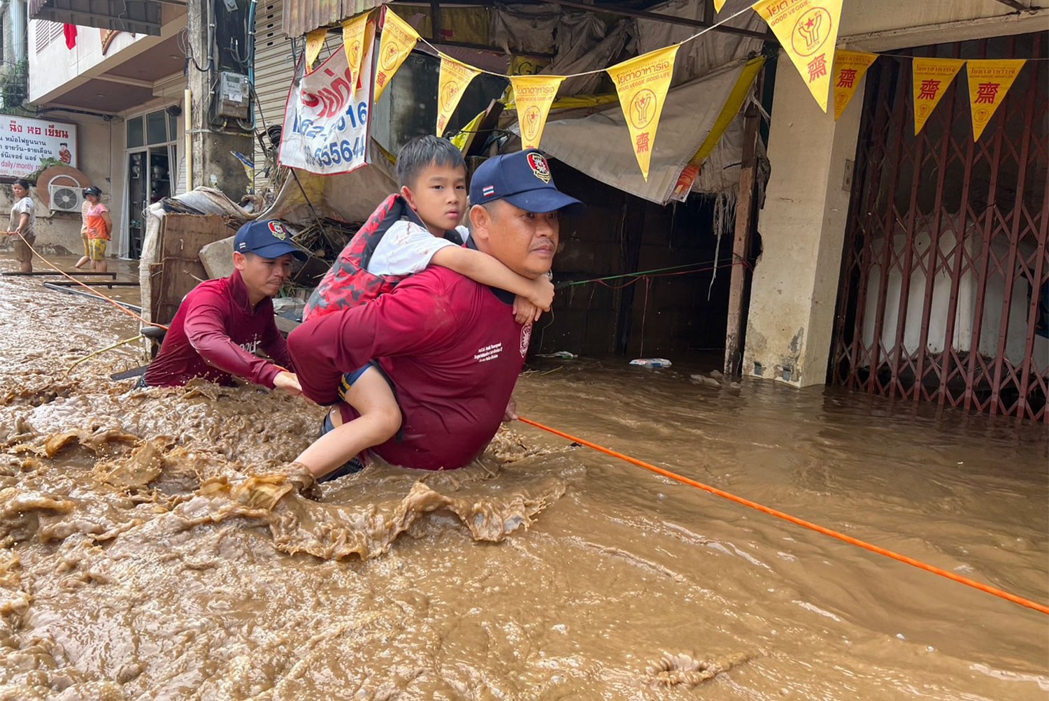 Sơ tán người dân bị mắc kẹt trong lũ ở Chiang Rai (ảnh: Bangkok Post)