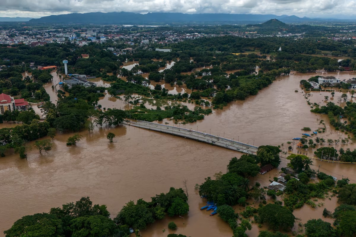 Nước lũ ngập một khu vực lớn ở tỉnh Chiang Rai (ảnh: Reuters)