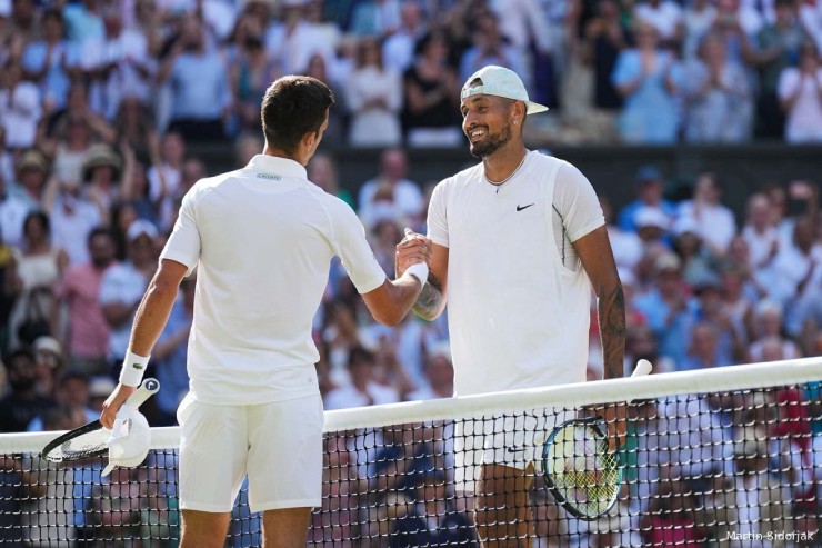 Djokovic (bên trái) tưởng đã có người bạn tri kỷ, nhưng theo phát biểu mới nhất của Kyrgios (phải) thì mọi chuyện&nbsp;không phải vậy