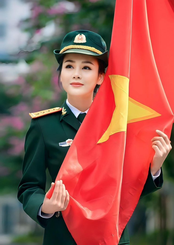 Ngoài đời, cô công tác tại Nhà hát Kịch nói Quân đội, mang quân hàm Thiếu tá.