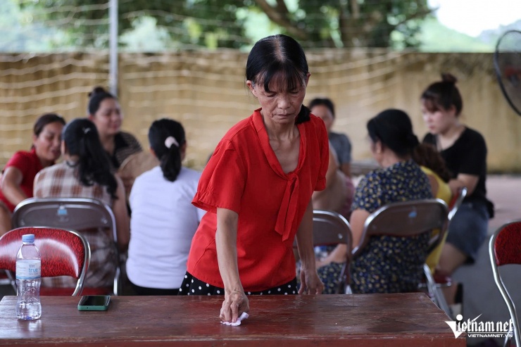 Những ngày qua, bà Hoàng Thị Hải Vân bận rộn hơn khi lo hậu cần cho các hộ dân đi tránh lũ. Ảnh: Lê Anh Dũng 