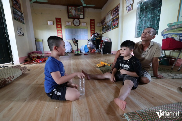 Bên trong nhà văn hoá - nơi hàng chục người dân thôn Tiên Phong tránh lũ. Ảnh: Lê Anh Dũng 