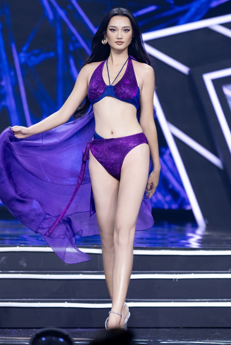 Quỳnh Anh diễn bikini ở bán kết. Cô cao 1,73 m, số đo ba vòng 82-63-93 cm.