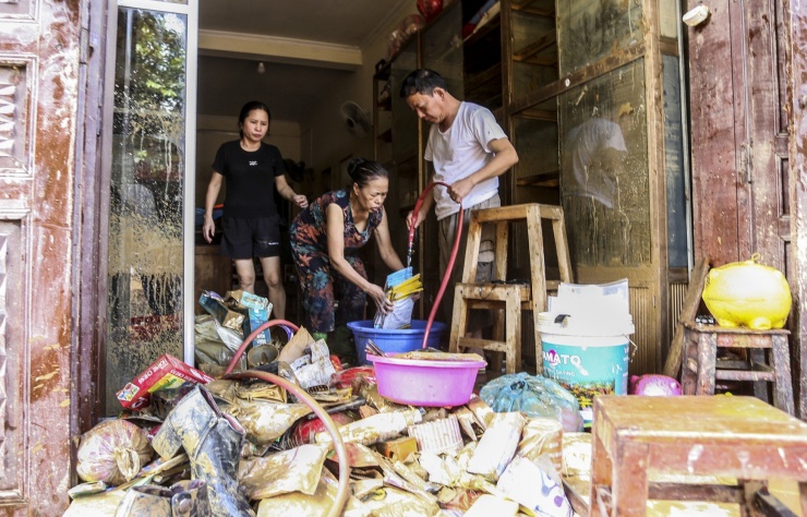 Cô giáo bật khóc nhìn đồ dùng học sinh dưới lớp bùn non sau &#39;lũ lịch sử&#39; - 5