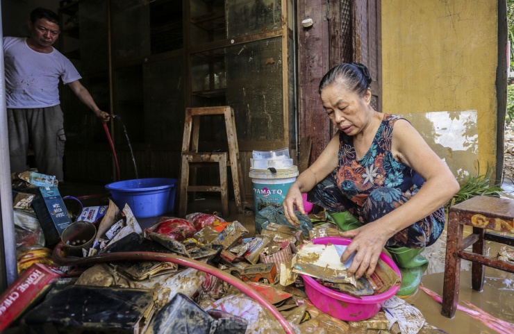 Cô giáo bật khóc nhìn đồ dùng học sinh dưới lớp bùn non sau &#39;lũ lịch sử&#39; - 6