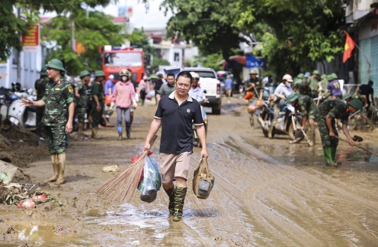 Cô giáo bật khóc nhìn đồ dùng học sinh dưới lớp bùn non sau &#39;lũ lịch sử&#39; - 19