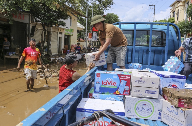 Cô giáo bật khóc nhìn đồ dùng học sinh dưới lớp bùn non sau &#39;lũ lịch sử&#39; - 21