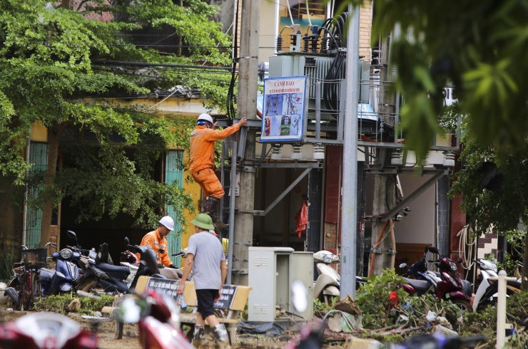 Cô giáo bật khóc nhìn đồ dùng học sinh dưới lớp bùn non sau &#39;lũ lịch sử&#39; - 22