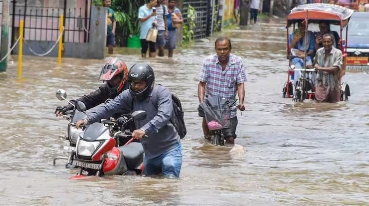 Một con đường ngập nước ở Guwahati, Ấn Độ. Ảnh: Indian Express