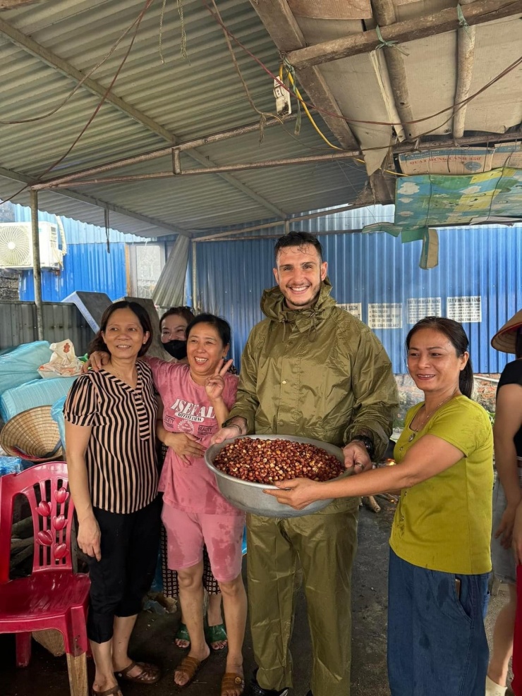 Người nước ngoài tất bật cứu trợ vùng lũ: Quá xúc động về tình người ở Việt Nam - 2