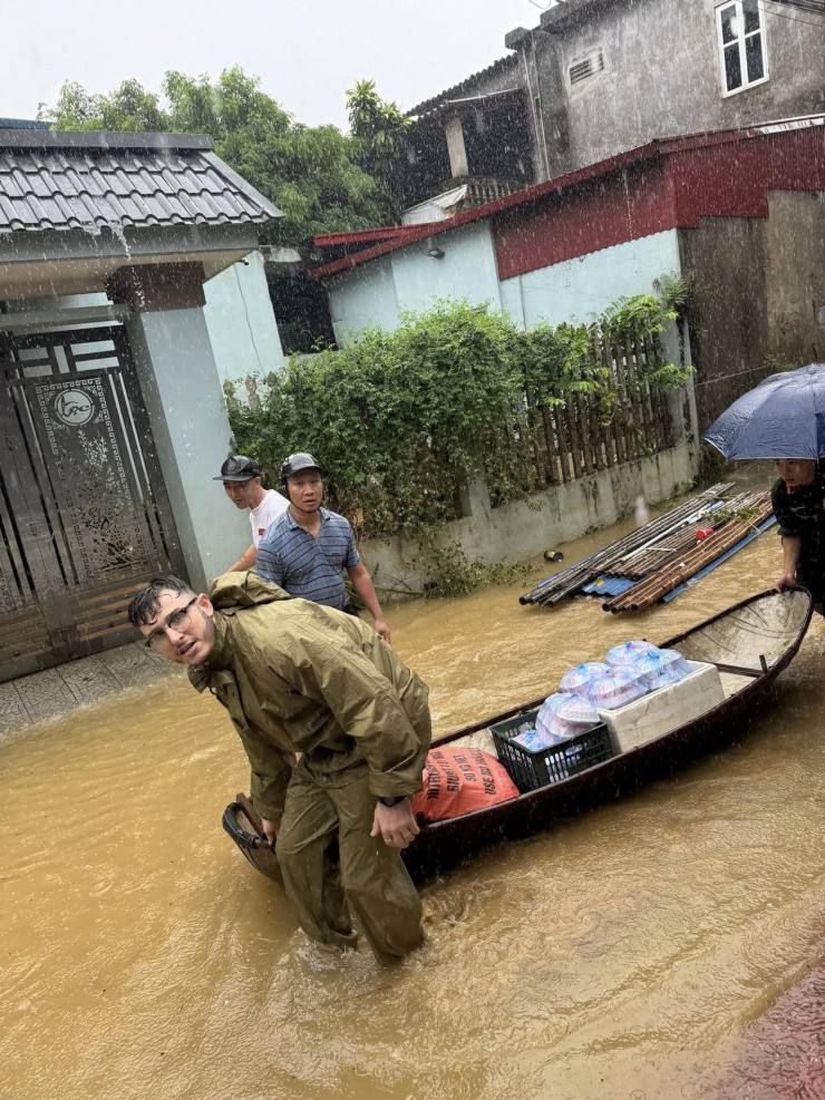 Anh Nathan Keer mang nhu yếu phẩm từ Hà Nội tới Thái Nguyên, tham gia cứu trợ bà con vùng bị cô lập. Ảnh: Nathan Keer