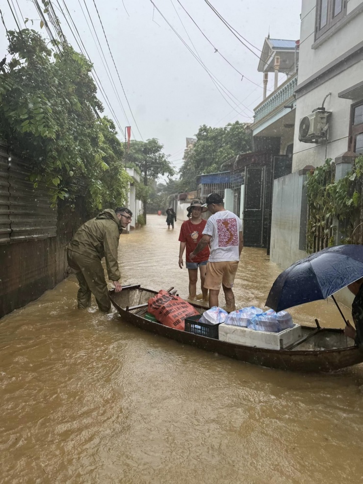 Người nước ngoài tất bật cứu trợ vùng lũ: Quá xúc động về tình người ở Việt Nam - 4