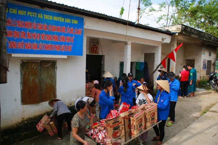 UBND huyện Sóc Sơn cho biết, chính quyền vẫn bảo đảm nguồn lương thực, thực phẩm để hỗ trợ người dân khi cần thiết. Ngoài ra, trong những ngày qua, nhiều tổ chức, cá nhân trong huyện và thành phố cũng điện thăm hỏi, động viên và trực tiếp đưa nhu yếu phẩm, thuốc men về giúp đỡ nhân dân.