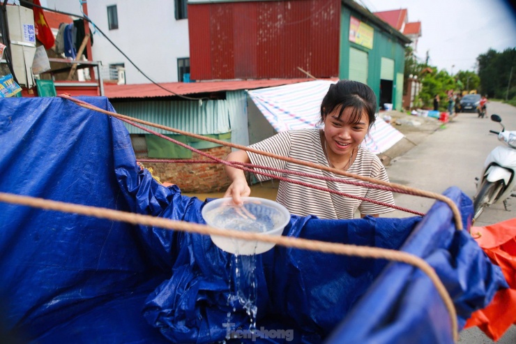 Ông Nguyễn Văn Hiền, thôn Lương Phúc (xã Việt Long, huyện Sóc Sơn, Hà Nội) đã dùng xe chuyên chở vật liệu đi lấy nước sạch về hỗ trợ bà con.