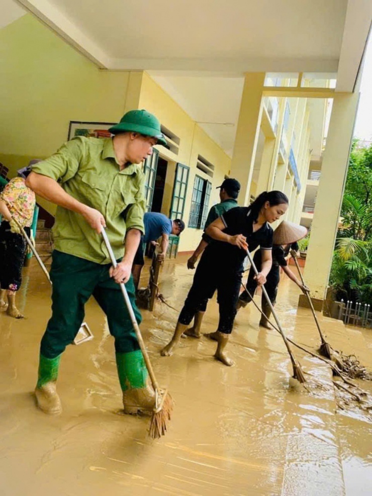 Làng Nủ sau lũ quét: Còn 8 học sinh bị thương, thầy cô oằn mình dọn bùn đất - 4