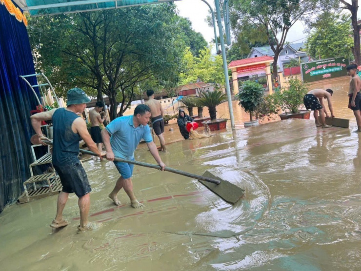 Làng Nủ sau lũ quét: Còn 8 học sinh bị thương, thầy cô oằn mình dọn bùn đất - 2