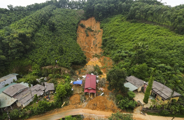 Những ngày qua, khu vực TP Yên Bái (tỉnh Yên Bái) lũ đã rút, người dân đang dọn dẹp lại nhà cửa sau nhiều ngày chìm trong biển nước. Trên các vạt đồi uốn quanh khu dân cư, hàng chục điểm sạt lở vẫn diễn ra, và nhiều vị trí khác tiềm ẩn nguy cơ. Những ngày qua, sạt lở đã gây ra nhiều thiệt hại cho địa phương. Trong đó, nặng nề nhất là vụ sạt lở vào rạng sáng 10/9 vùi lấp 4 người trong gia đình anh Sa Văn Ánh (36 tuổi, trú xã Minh Bảo).