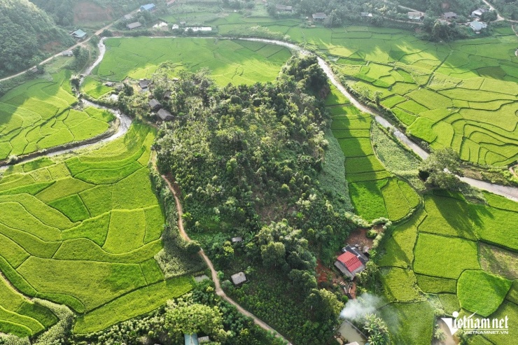 Địa bàn đầy đủ đường đi, điện nước. Xung quanh không xa có dân cư sinh sống. Ảnh: Thạch Thảo