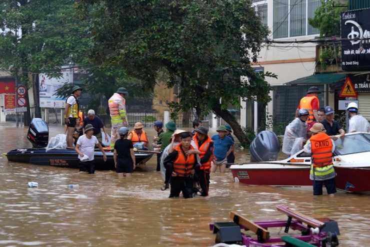 Công an Yên Bái giúp dân trong những ngày mưa lũ.