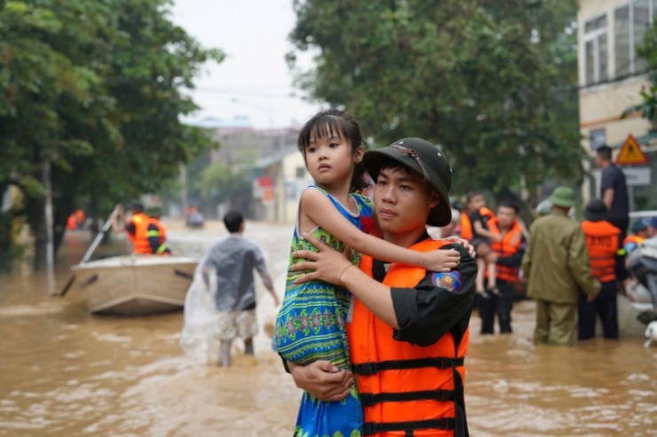 Phó trưởng Công an phường đi chống lũ đau xót nghe giọng nói cuối cùng của mẹ qua điện thoại - 3