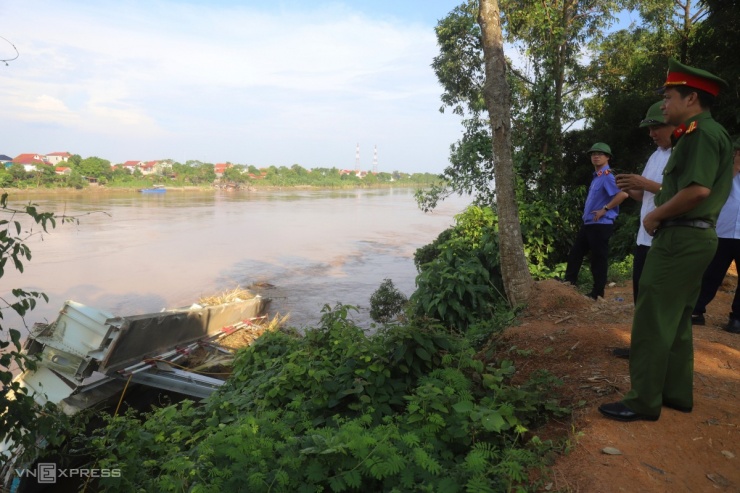 Quân đội, công an tìm kiếm nạn nhân vụ sập cầu Phong Châu - 4