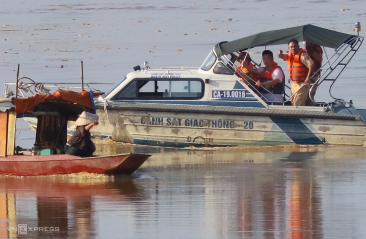 Quân đội, công an tìm kiếm nạn nhân vụ sập cầu Phong Châu - 7