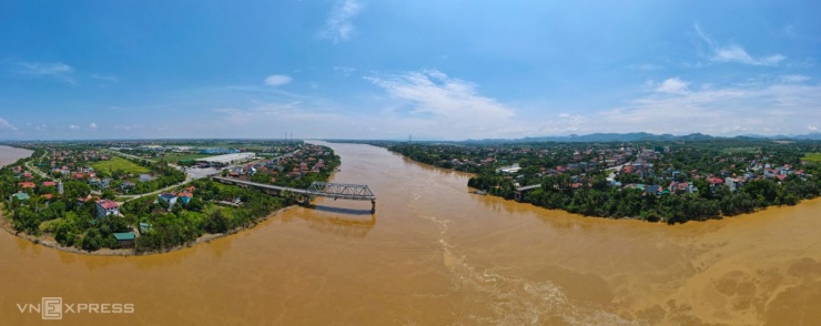 Quân đội, công an tìm kiếm nạn nhân vụ sập cầu Phong Châu - 12