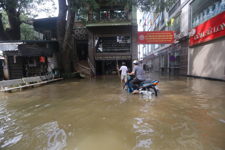 Xã Bát Tràng nằm ven sông Hồng, có hơn 8.000 người sinh sống. Nước lũ dâng cao ảnh hưởng nghiêm trọng đến sinh hoạt của người dân, việc kinh doanh bị ngưng trệ.