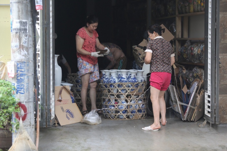 Tiểu thương làng gốm Bát Tràng thiệt hại nửa tỷ đồng sau trận ngập lụt - 13