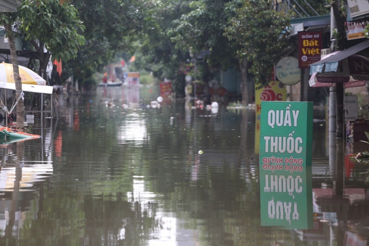 Nhiều ngôi nhà, cửa hàng chìm trong biển nước.