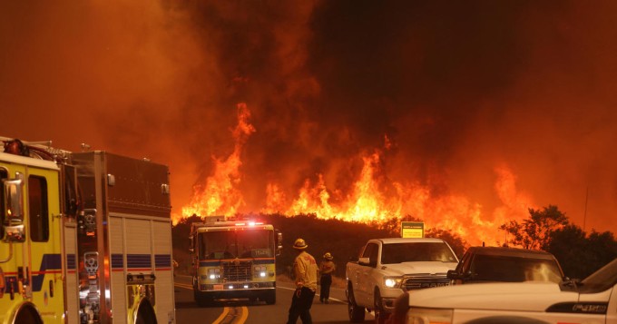 Đám cháy ở California phá hủy nhiều ngôi nhà và diện tích rừng trong ngày 9, 10/9 và vẫn đang tiếp diễn. Ảnh: AFP